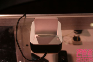 Illustration for article titled Splashpower Charger Lets You Charge Wirelessly, Lose That Wired Mess